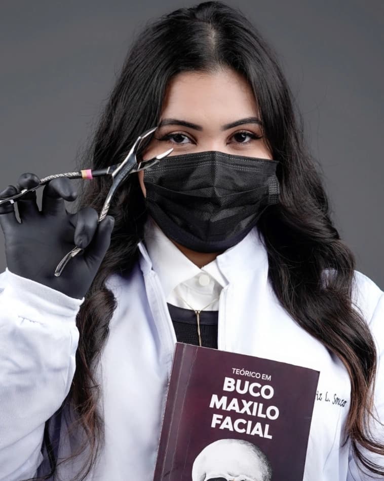 Dra. Ana Beatriz Lemos Souza — Cirurgiã-Dentista com formação em cirurgia oral